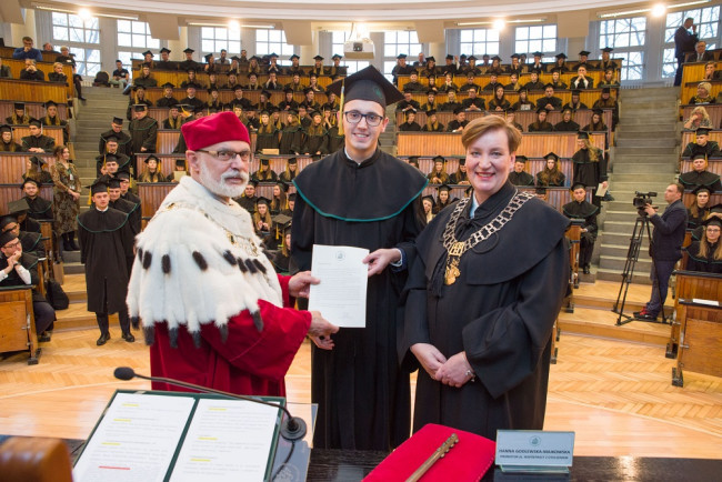 Uroczystość ukończenia studiów – 1 grudnia 2018. Dyplom wręcza rektor prof. Marek Rocki i dr Renata Pajewska-Kwaśny p.o. dziekana Studium Magisterskiego