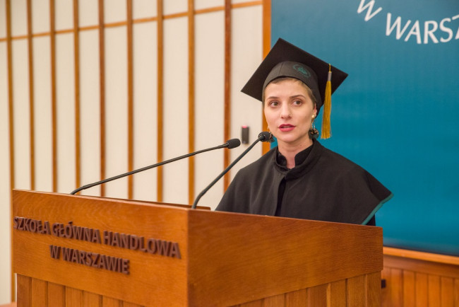 Uroczystość ukończenia studiów – 1 grudnia 2018.​ W imieniu absolwentów przemawia Marta Brzegowa