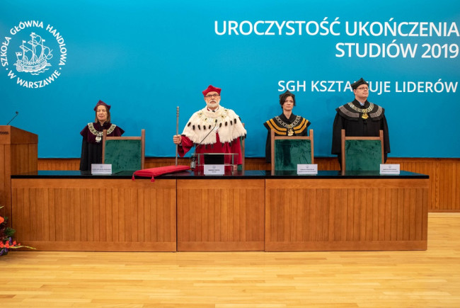 Uroczystość ukończenia studiów – 16 listopada 2019 roku. Na zdjęciu: prof. Hanna Godlewska-Majkowska prorektor ds. współpracy z otoczeniem, rektor prof. Marek Rocki, prof. Dorota Niedziółka dziekan Studium Magisterskiego, prof. Bartosz Witkowski dziekan Studium Licencjackiego