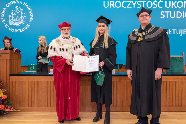 Uroczystość ukończenia studiów – 16 listopada 2019 roku. Dyplom wręcza rektor prof. Marek Rocki i prof. Bartosz Witkowski dziekan Studium Licencjackiego