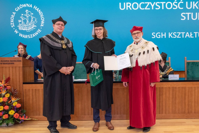 Uroczystość ukończenia studiów – 16 listopada 2019 roku. Dyplom wręcza rektor prof. Marek Rocki i prof. Bartosz Witkowski dziekan Studium Licencjackiego