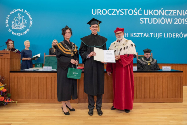 Uroczystość ukończenia studiów – 16 listopada 2019 roku. Dyplom wręcza rektor prof. Marek Rocki i prof. Dorota Niedziółka, dziekan Studium Magisterskiego