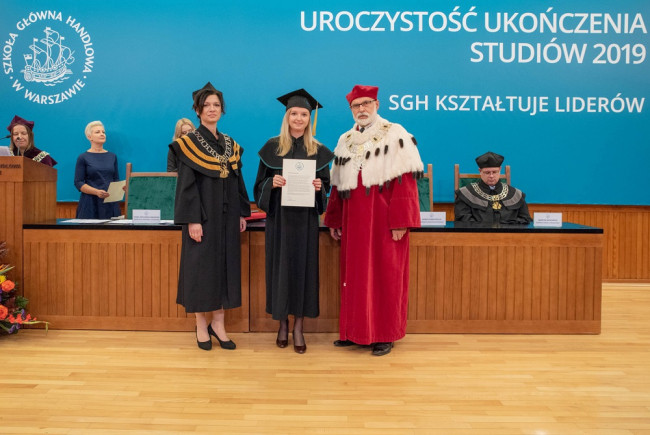 Uroczystość ukończenia studiów – 16 listopada 2019 roku. Dyplom wręcza rektor prof. Marek Rocki i prof. Dorota Niedziółka, dziekan Studium Magisterskiego