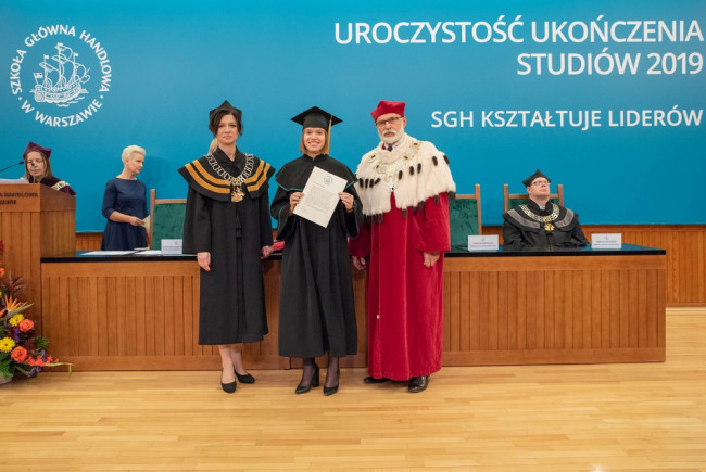 Uroczystość ukończenia studiów – 16 listopada 2019 roku. Dyplom wręcza rektor prof. Marek Rocki i prof. Dorota Niedziółka, dziekan Studium Magisterskiego