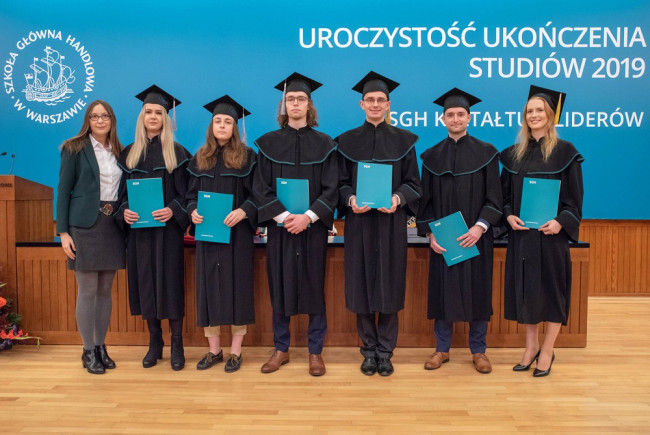 Uroczystość ukończenia studiów – 16 listopada 2019 roku. Prof. Andżelika Kuźnar z absolwentami, którzy ukończyli studia z wyróżnieniem