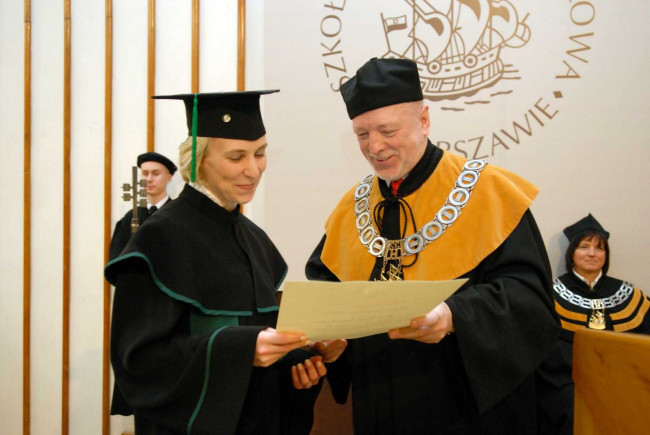 Święto SGH, 13 kwietnia 2011 roku, Joachim Osiński – dziekan Kolegium Ekonomiczno-Społecznego wręcza dyplom doktorsa habilitowanego