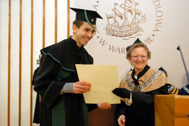 Święto SGH, 13 kwietnia 2011 roku, Jolanta Mazur – dziekan Kolegium Gospodarki Światowej wręcza dyplom doktora habilitowanego