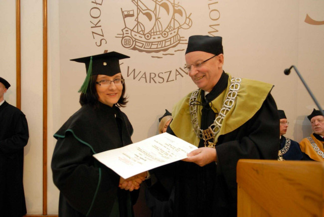 Święto SGH, 13 kwietnia 2011 roku, prof Andrzej Herman – dziekan Kolegium Nauk o Przedsiębiorstwie wręcza dyplom doktora habilitowanego