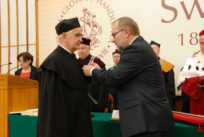 Święto SGH, 18 kwietnia 2012 roku, szef Kancelarii Prezydenta Jacek Michałowski odznacza prof. Janusza Kalińskiego