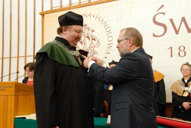 Święto SGH, 18 kwietnia 2012 roku, szef Kancelarii Prezydenta Jacek Michałowski odznacza prof. Janusza Ostaszewskiego