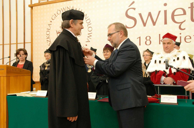 Święto SGH, 18 kwietnia 2012 roku, szef Kancelarii Prezydenta Jacek Michałowski odznacza prof. Kazimierza Kucińskiego