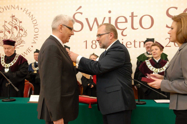 Święto SGH, 18 kwietnia 2012 roku, szef Kancelarii Prezydenta Jacek Michałowski odznacza prof. Tomasza Szapiro