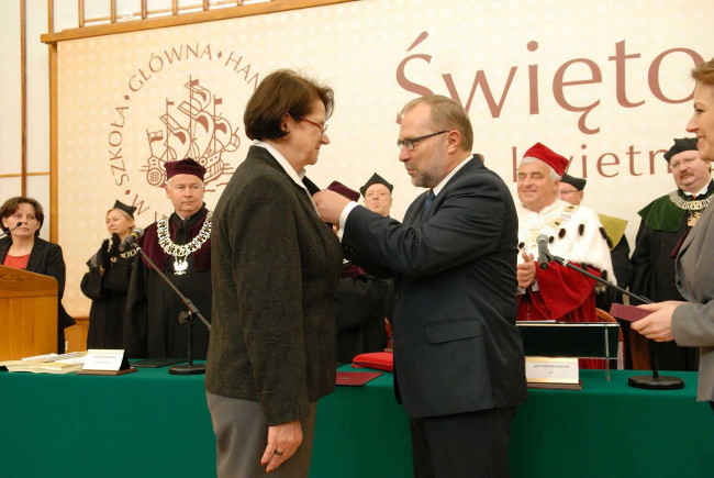 Święto SGH, 18 kwietnia 2012 roku, szef Kancelarii Prezydenta Jacek Michałowski odznacza prof. Marię Podgórską