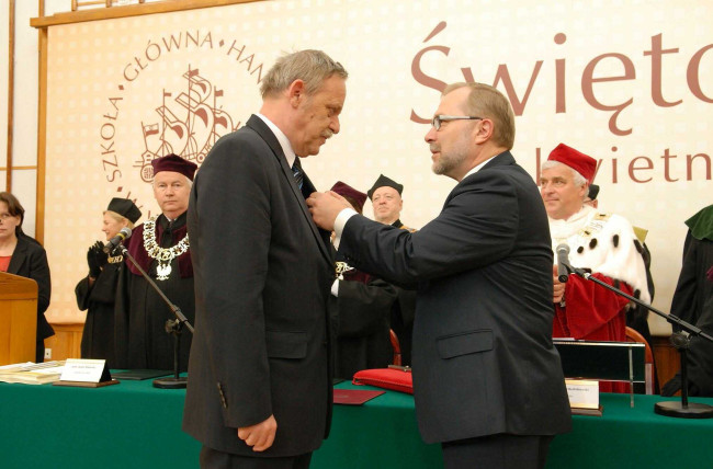 Święto SGH, 18 kwietnia 2012 roku, szef Kancelarii Prezydenta Jacek Michałowski odznacza prof. Tomasza Michalskiego