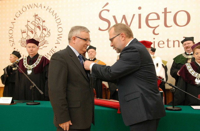 Święto SGH, 18 kwietnia 2012 roku, szef Kancelarii Prezydenta Jacek Michałowski odznacza prof. Romana Sobieckiego