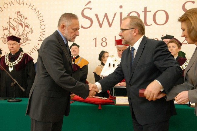 Święto SGH, 18 kwietnia 2012 roku, szef Kancelarii Prezydenta Jacek Michałowski odznacza prof. Cezarego Suszyńskiego