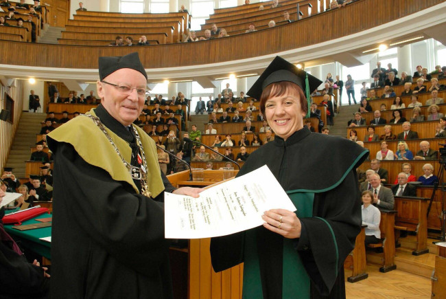Święto SGH, 18 kwietnia 2012 roku, prof. Andzrzej Herman wręcza dyplom doktora habilitowanego dr hab. Annie Szelągowskiej