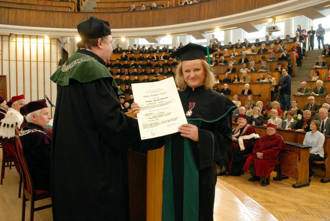 Święto SGH, 18 kwietnia 2012 roku, prof. Piotr Ostaszewski wręcza dyplom doktora habilitowanego dr hab. Grażynie Leśniak-Łebkowskiej