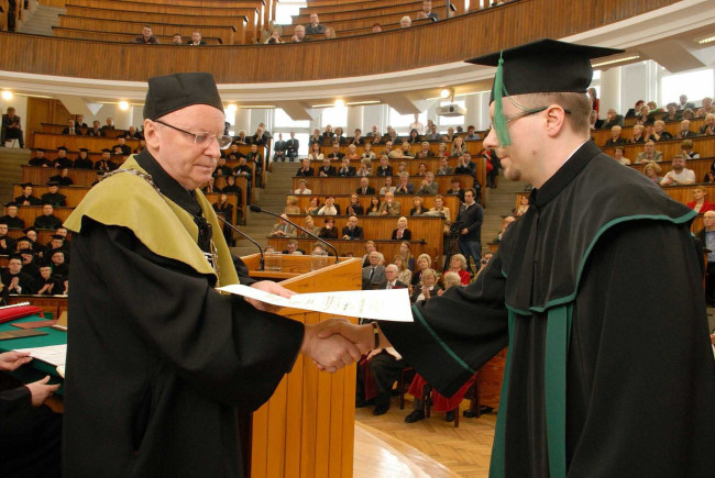 Święto SGH, 18 kwietnia 2012 roku, prof. Andzrzej Herman, dziekan Kolegium Nauk o Przedsiębiorstwie wręcza dyplom doktorski dr. Grzegorzowi Sobieckiemu