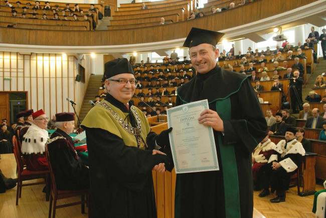 Święto SGH, 10 kwietnia 2013 roku, prof. Roman Sobiecki, dziekan Kolegium Nauk o Przedsiębiorstwie wręcza dyplom doktora habilitowanego dr. hab. Jerzemu Witoldowi Pietrewiczowi