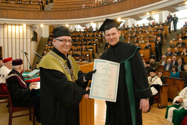 Święto SGH, 10 kwietnia 2013 roku, prof. Roman Sobiecki, dziekan Kolegium Nauk o Przedsiębiorstwie wręcza dyplom doktora habilitowanego dr. hab. Marcinowi Wojtysiak–Kotlarskiemu