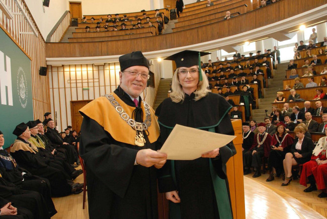 Święto SGH, 10 kwietnia 2013 roku, prof. Joachim Osiński, dziekan Kolegium Enonomiczno-Społecznego wręcza dyplom doktorski