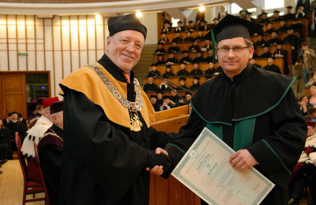 Święto SGH, 9 kwietnia 2014 roku, prof. Joachim Osiński, dziekan Kolegium Ekonomiczno-Społecznego wręcza dyplom doktora habilitowanego dr. hab. Mieczysławowi Sprengelowi