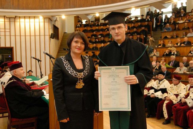 Święto SGH, 2014 rok, prof. Marzanna Witek Hajduk, prodziekan Kolegium Gospodarki Światowej wręcza dyplom doktora habilitowanego dr. hab. Andreasowi Bieligowi