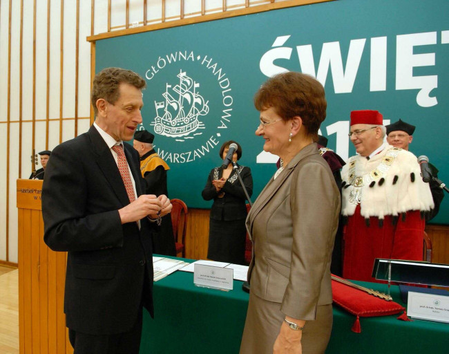 Święto SGH, 9 kwietnia 2014 roku, Jego Ekscelencja Pierre Buhler, ambasador Francji w Polsce wręcza Order Palm Akademickich dr Izabeli Bergel
