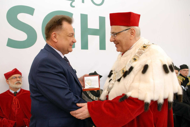 Święto SGH, 13 kwietnia 2016 roku. Marszałek Województwa Mazowieckiego Adam Struzik wręcza rektorowi prof. Tomaszowi Szapiro medal pamiątkowy „Pro Masovia” przyznany uczelni​