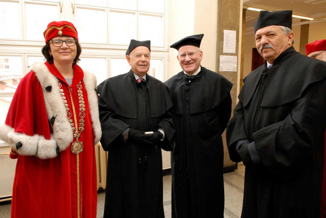 Święto SGH, 13 kwietnia 2016 roku. Na zdjęciu: prof. Sándor Kerekes​, doktor honoris causa SGH z 2012 roku, prof. Hans Joachim Paffenholz, doktor honoris causa SGH z 1997 roku,​ prof. Edward I. Altman, doktor honoris causa SGH z 2015 roku