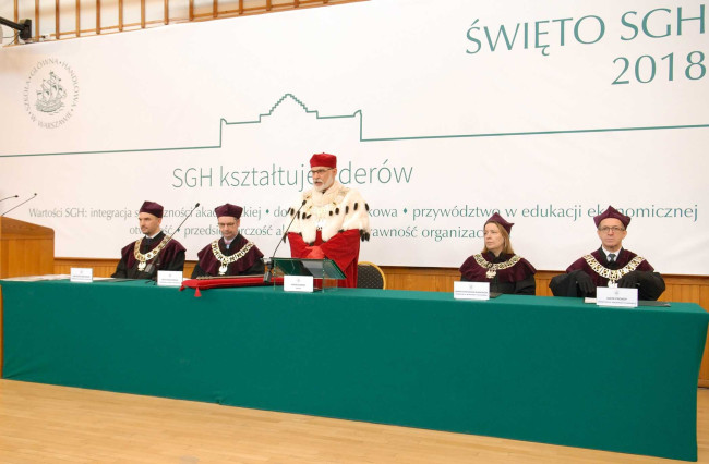 Święto SGH, 11 kwietnia 2018 roku. Na zdjęciu: prof. ​Krzysztof Kozłowski prorektor ds. dydaktyki i studentów​, prof. Piotr Wachowiak prorektor ds. nauki i zarządzania, JM rektor prof. Marek Rocki, prof. Hanna Godlewska-Majkowska prorektor ds. współpracy z otoczeniem, prof. Jacek Prokop prorektor ds. współpracy z zagranicą​