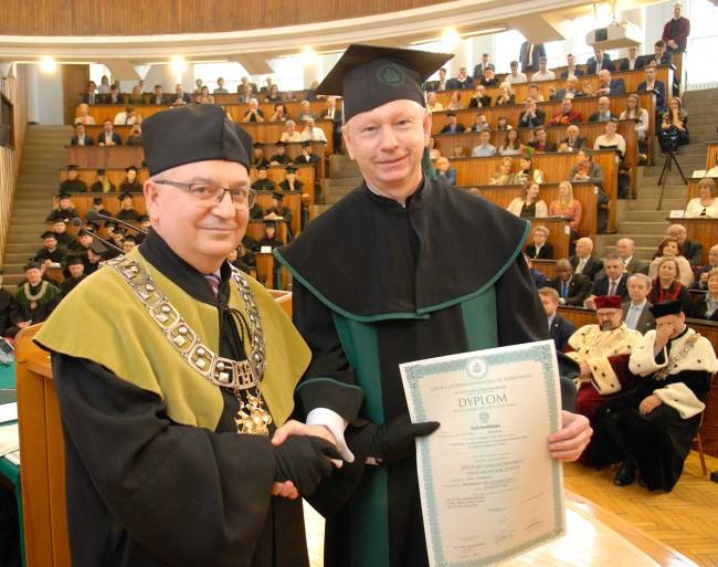 Święto SGH, 11 kwietnia 2018 roku, prof. Roman Sobiecki, dziekan Kolegium Nauk o Przedsiębiorstwie wręcza dyplom doktora habilitowanego​​ dr. hab. Lechowi Kurklińskiemu