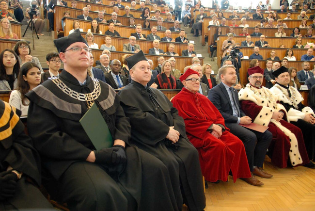 Święto SGH, 11 kwietnia 2018 roku, goście i społeczność akademicka. Na zdjęciu: prof. Bartosz Witkowski – dziekan Studium Licencjackiego, Krzysztof Pietraszkiewicz doktor honoris causa SGH z 2017 roku​, prof. Zygmunt Bosiakowski, rektor SGPiS w latach 1983-1990