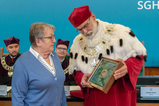 Święto SGH, 9 maja 2019 roku. Rektor prof. Marek Rocki wręcza Medal „Za zasługi dla Szkoły Głównej Handlowej w Warszawie”​, który Kapituła przyznała rektor SGH w latach 1993-1999. Medal odbiera siostra prof. Janiny Jóźwiak