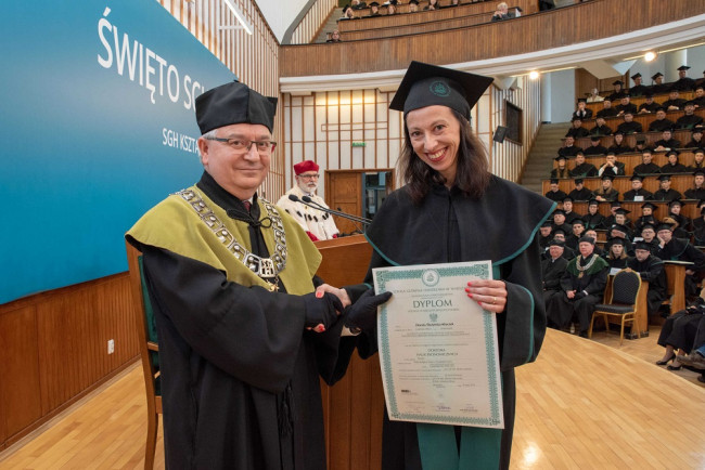 Święto SGH, 9 maja 2019 roku, prof. Roman Sobiecki, dziekan Kolegium Nauk o Przedsiębiorstwie wręcza dyplom doktora nauk ekonomicznych​​ dr Dorocie Ślażyńskiej-Kluczek​ 