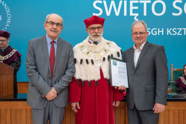 Święto SGH, 9 maja 2019 roku. Na zdjęciu: prof. Michał Trocki, rektor prof. Marek Rocki, dr inż. Marcin Chomicz odbiera  Nagrodę Rektora SGH za najlepszą pracę doktorską w 2018 roku w dyscyplinie nauki o zarządzaniu