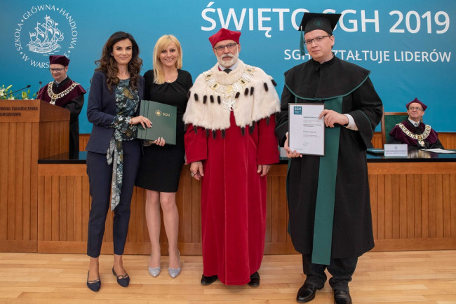 Święto SGH, 9 maja 2019 roku. Na zdjęciu: prof. Magdalena Mikołajek-Gocejna, dr Dorota Ciesielska-Maciągowska, rektor prof. Marek Rocki, dr Marcin Kołtuniak, odbiera  Nagrodę Rektora SGH za najlepszą pracę doktorską w 2018 roku w dyscyplinie finanse