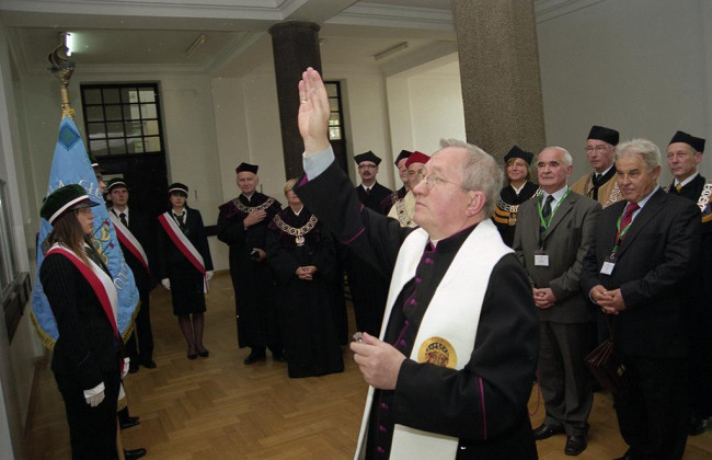 Poświęcenia trzech tablic, które wmurowano z okazji stulecia SGH na II piętrze Budynku A. Tablice poświęcił Ks. Prałat Józef Maj