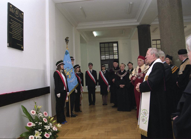 Poświęcenia trzech tablic, które wmurowano z okazji stulecia SGH na II piętrze Budynku A