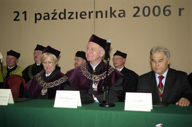 X Zjazd Absolwentów, 21 października 2006 roku. Na zdjęciu: prof. Maria Romanowska – prorektor, prof. Piotr Płoszajski – prorektor, Jerzy Kłys – przewodniczący Komitetu Organizacyjnego X Jubileuszowego Zjazdu Absolwentów SGPiS/SGH