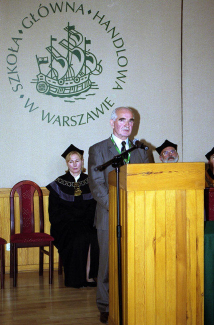 X Zjazd Absolwentów, 21 października 2006 roku. Przemawia prof. Janusz Kaliński – przewodniczący obchodów 100-lecia SGH