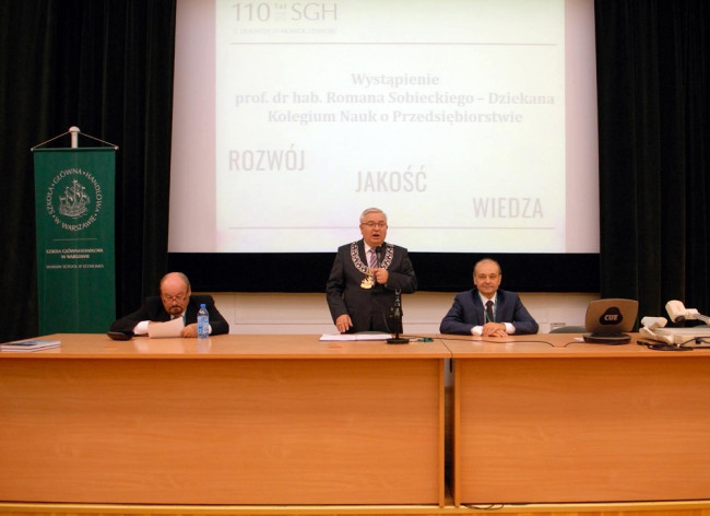 Spotkanie absolwentów Wydziału Ekonomiki Produkcji  Od lewej: prof. Władysław Szymański, prof. Roman Sobiecki, dziekan Kolegium Nauk o Przedsiębiorstwie, prof. Gabriel Główka, prodziekan Kolegium Nauk o Przedsiębiorstwie