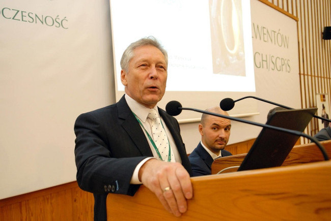 Prof. Marek Bryx wygłasza wykład „Rozwój kampusu SGH”