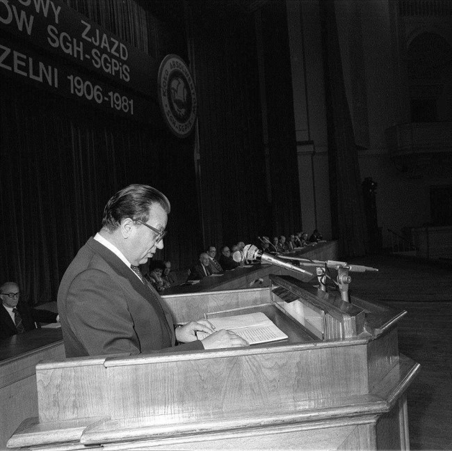 VII Zjazd Absolwentów, 1981 rok, przemawia rektor prof. Stanisław Nowacki