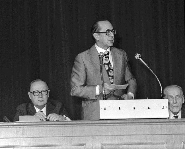 VII Zjazd Absolwentów, 1981 rok, przemawia prof. Wiesław Sadowski – rektor SGPiS w latach 1965-1978. Z lewej strony prof. Kazimierz Romaniuk, z prawej strony Wacław Szurig