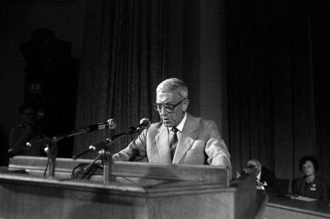 VII Zjazd Absolwentów, 1981 rok, przemawia Jerzy Kozłowski, przewodniczący Stowarzyszenia Wychowanków SGH