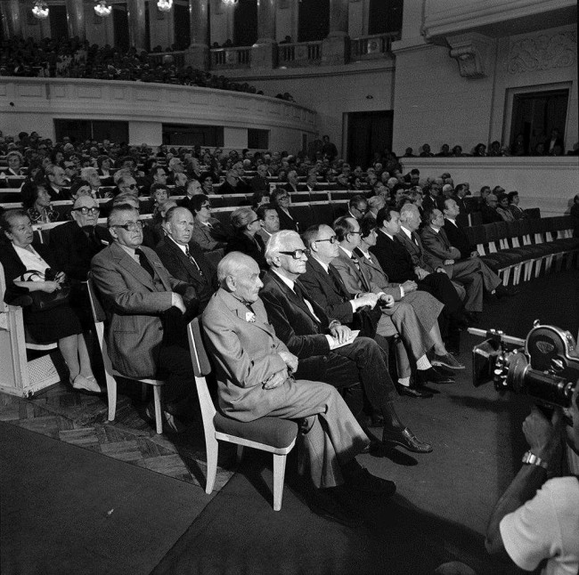 VII Zjazd Absolwentów, uczestnicy zjazdu, 1981 rok, w pierwszym rzędzie od lewej prof. Edward Lipiński, rektor MSH w latach 1941-1944, prof. Czesław Bobrowski, prof. Kazimierz Romaniuk