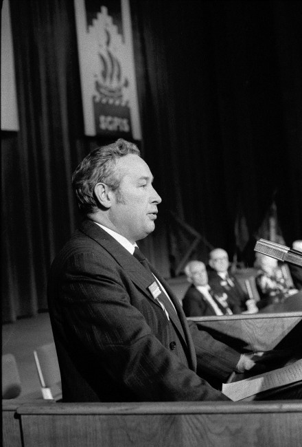 VIII Zjazd Absolwentów, 1986 rok, przemawia prof. Romuald Bauer, przewodniczący Stowarzyszenia Wychowanków SGH