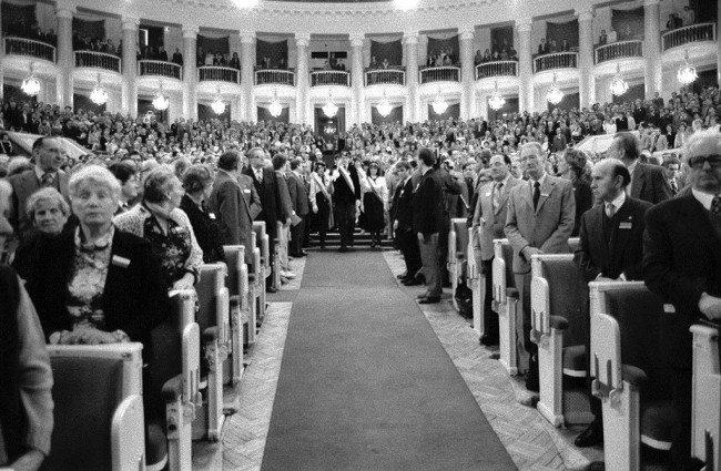 VIII Zjazd Absolwentów, 1986 rok, wejście pocztów sztandarowych